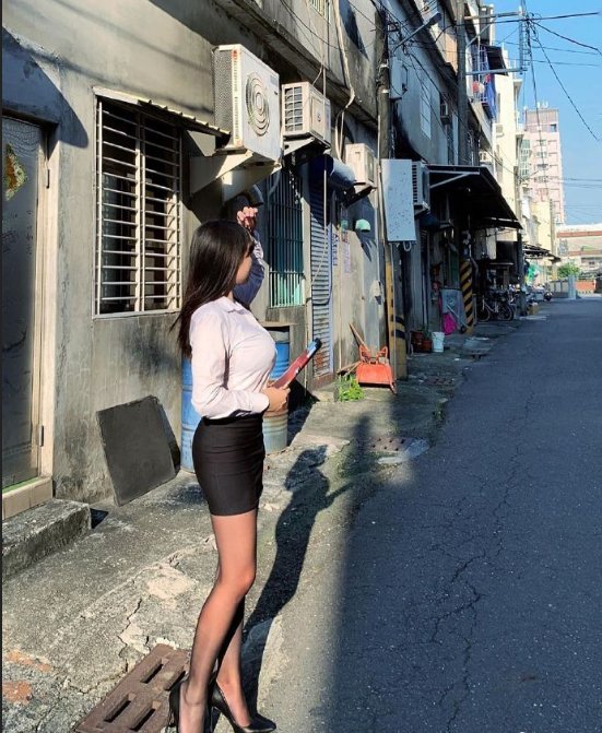 性感女郎职业装美女怡萍高跟丝袜诱惑图片 7