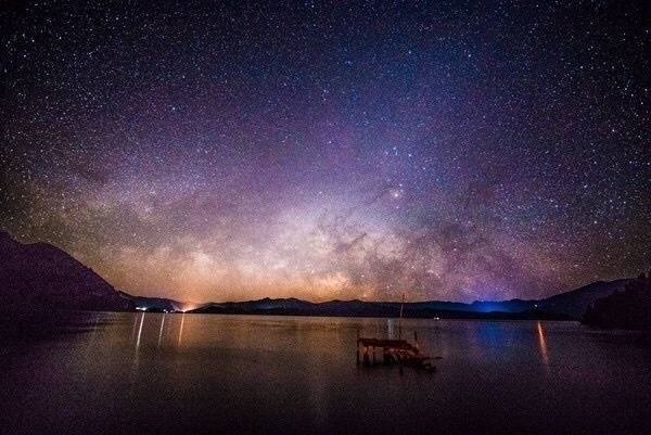 中国夜景泸沽湖的星空​图片
