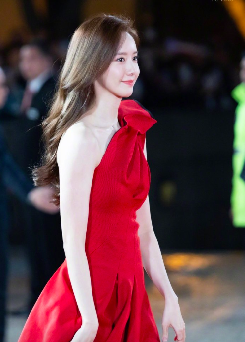 韩国美女明星林允儿红色长裙红毯图片 4