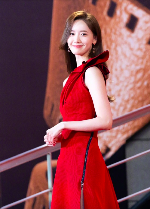韩国美女明星林允儿红色长裙红毯图片 6