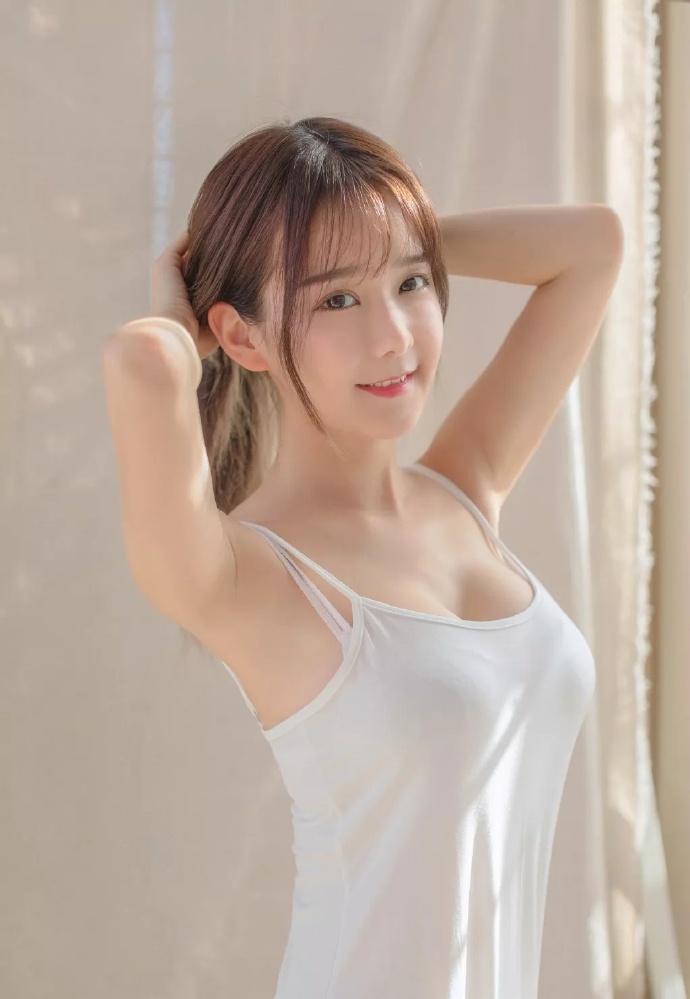 萌萌哒的小可爱邻家美眉清纯吊带睡衣图片 5