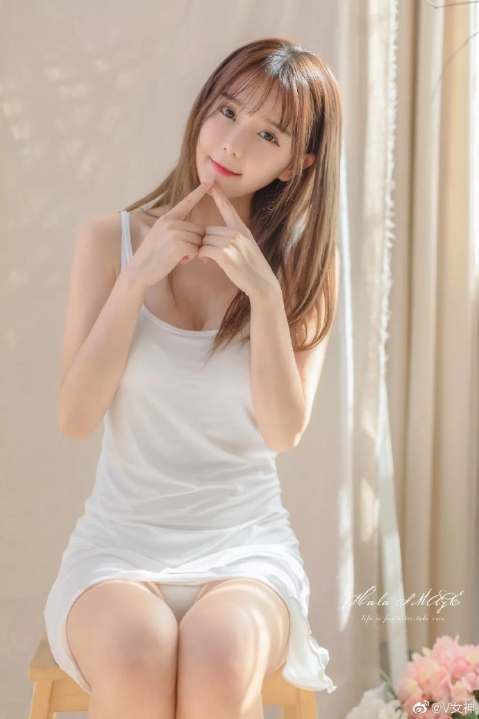 萌萌哒的小可爱邻家美眉清纯吊带睡衣图片 7