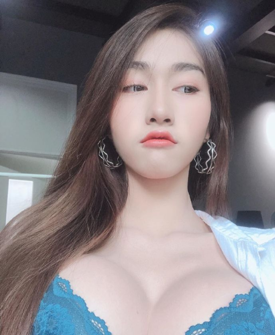 甜美女孩吐舌头半露酥胸美女自拍照图片 3