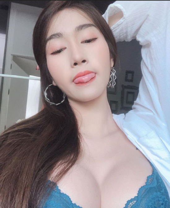 甜美女孩吐舌头半露酥胸美女自拍照图片 7