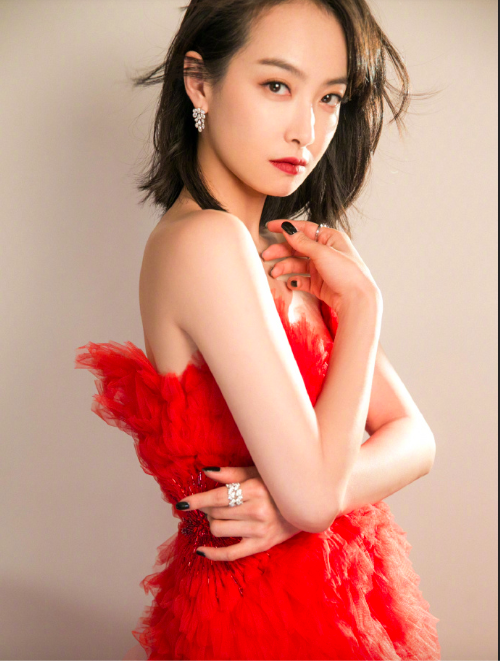 中国美女明星宋茜国剧盛典红丝绒长裙图片 5