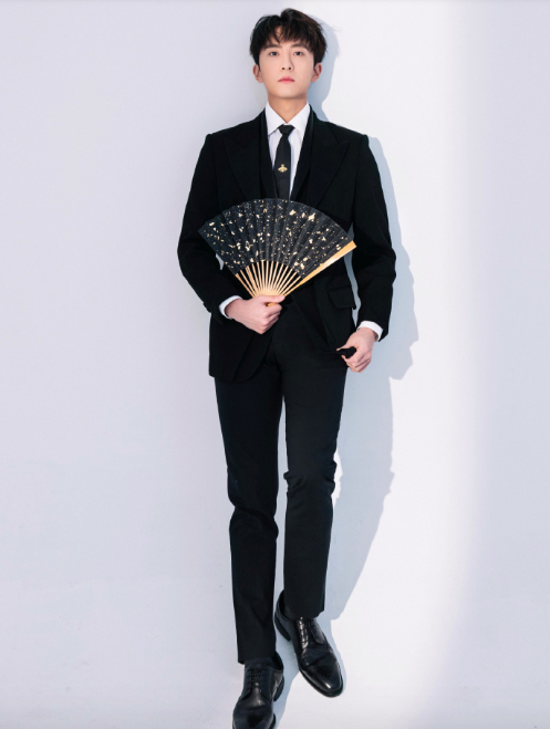 90后小鲜肉男明星牛骏峰西服帅气图片 2
