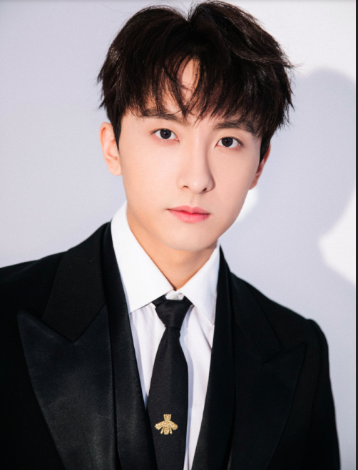 90后小鲜肉男明星牛骏峰西服帅气图片 3