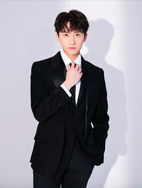 90后小鲜肉男明星牛骏峰西服帅气图片 4