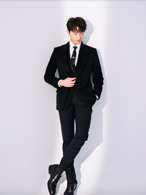 90后小鲜肉男明星牛骏峰西服帅气图片 5