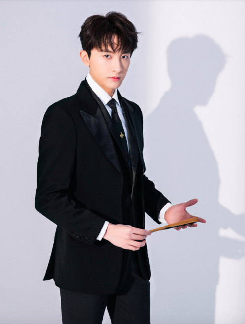 90后小鲜肉男明星牛骏峰西服帅气图片 6