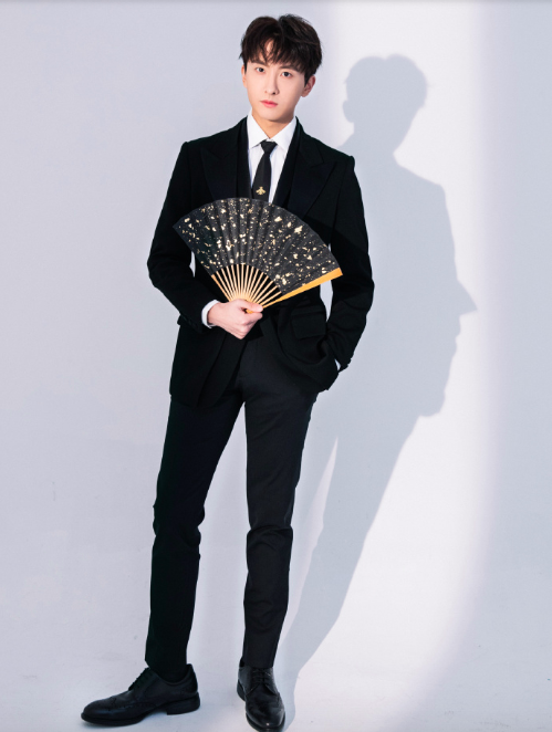 90后小鲜肉男明星牛骏峰西服帅气图片 7