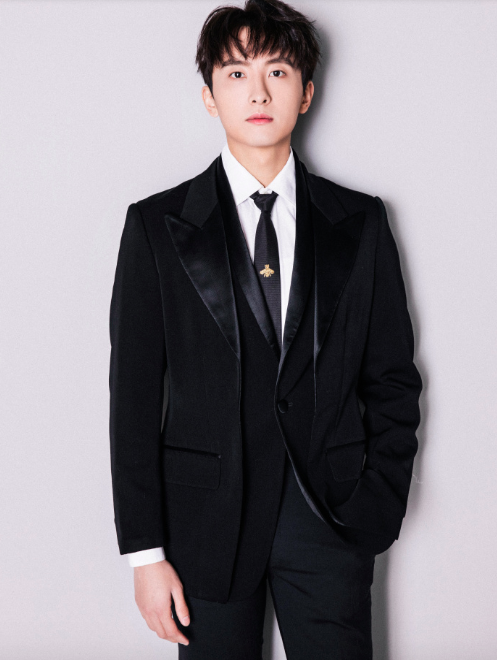 90后小鲜肉男明星牛骏峰西服帅气图片 9