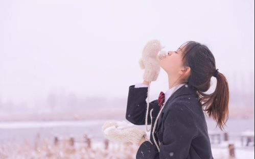 日系画风清纯mm美女下雪天唯美写真图片 2