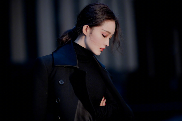 中国实力女演员李沁超A西服帅气图片 6