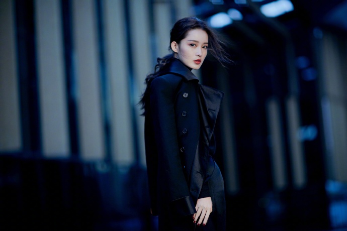 中国实力女演员李沁超A西服帅气图片 7