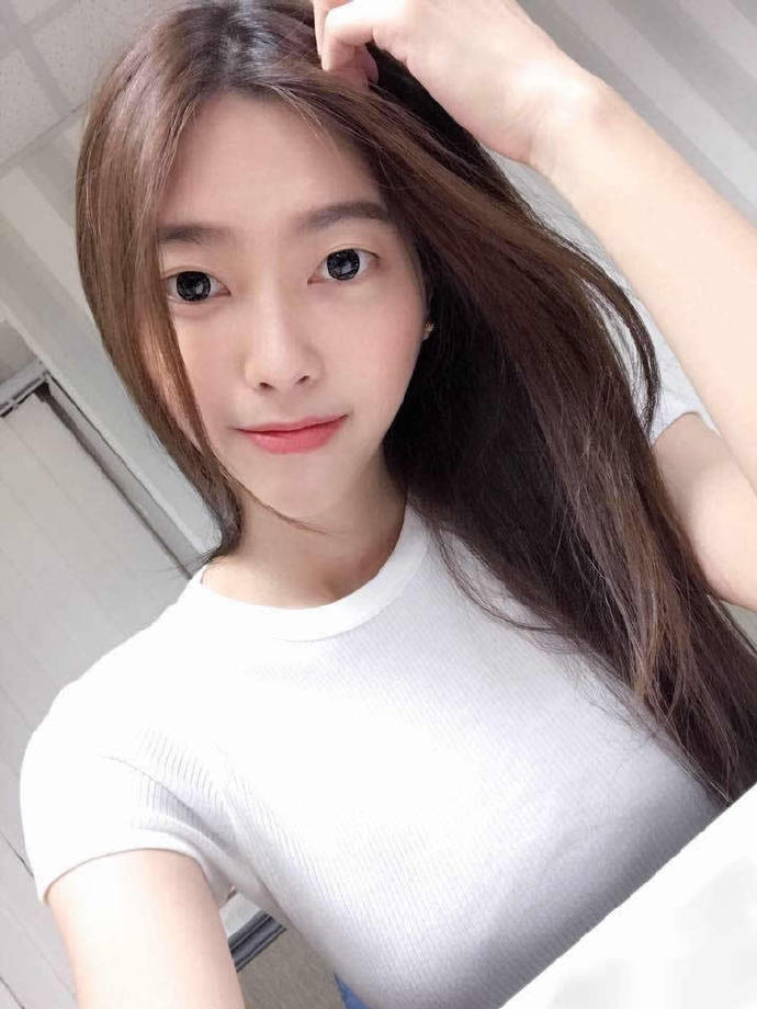 高颜值纯天然极品美女自拍照图片 4