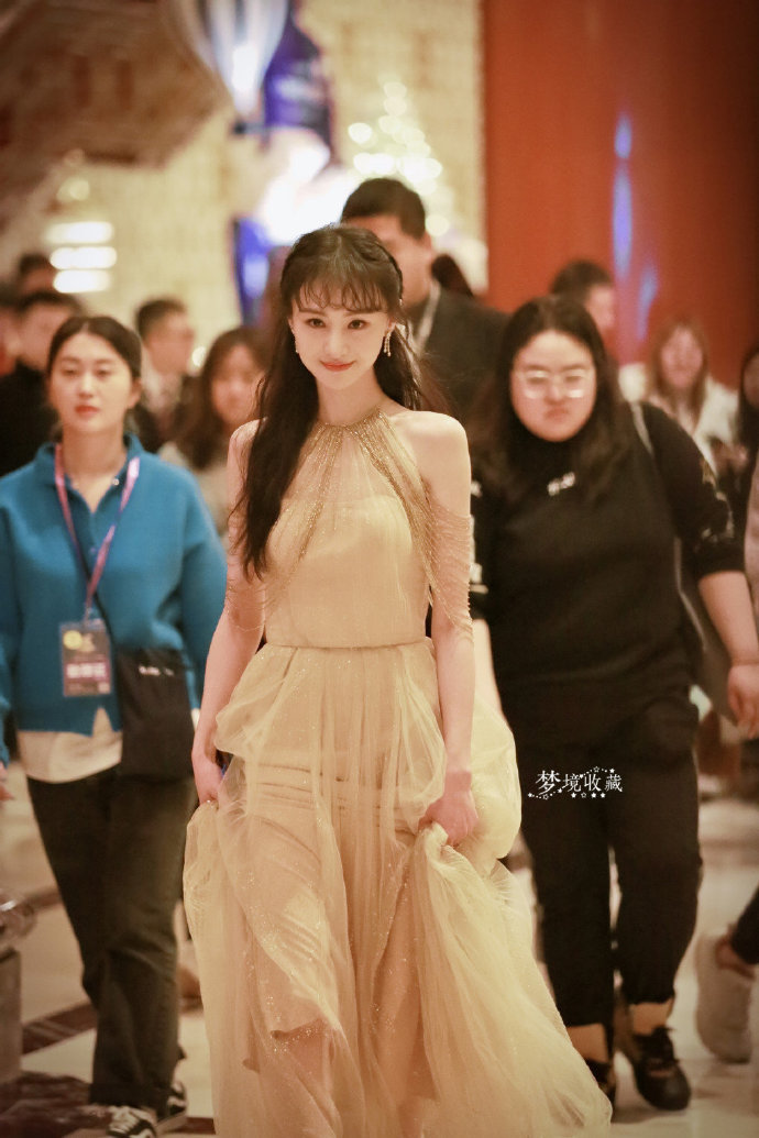 中国美女明星郑爽身穿金色长裙高贵优雅图片 2