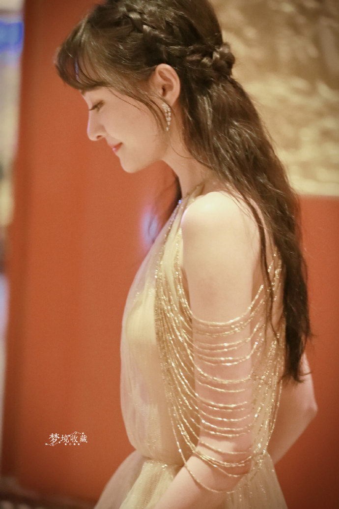 中国美女明星郑爽身穿金色长裙高贵优雅图片 4