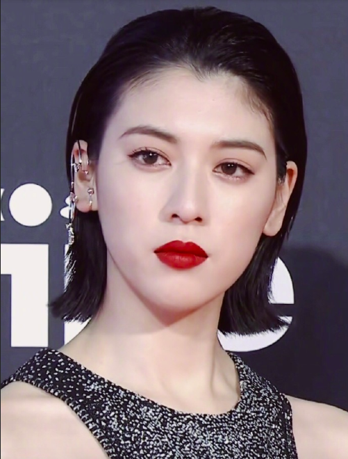 日本美女麻豆三吉彩花大红唇红毯美图