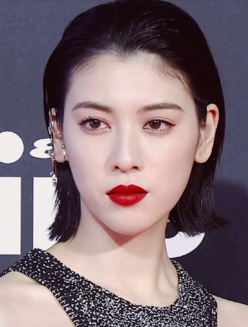 日本美女麻豆三吉彩花大红唇红毯美图 3