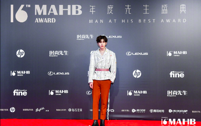 小奶狗帅哥男明星蔡徐坤时尚先生盛典的造型图片 10