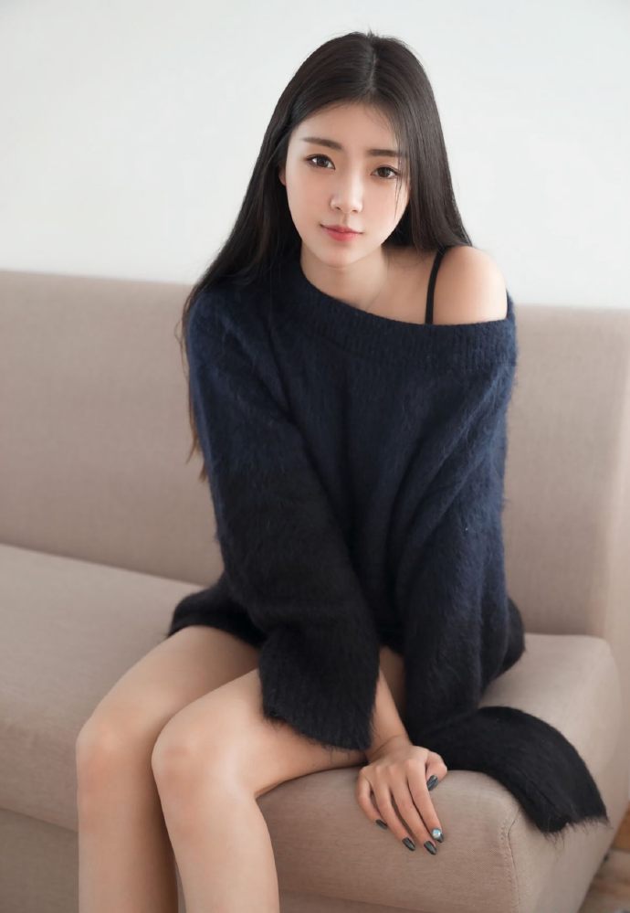 迷人的童颜大长腿美女私房照图片 4