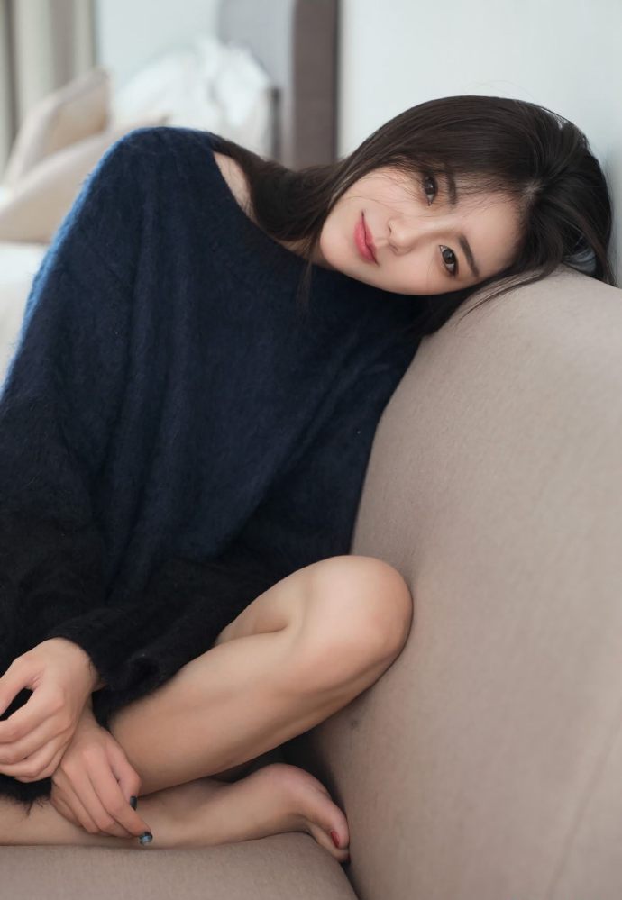 迷人的童颜大长腿美女私房照图片 5