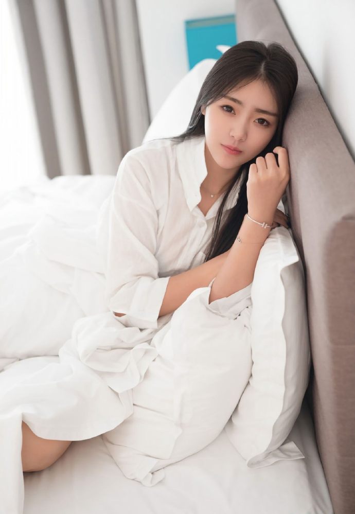 迷人的童颜大长腿美女私房照图片 6