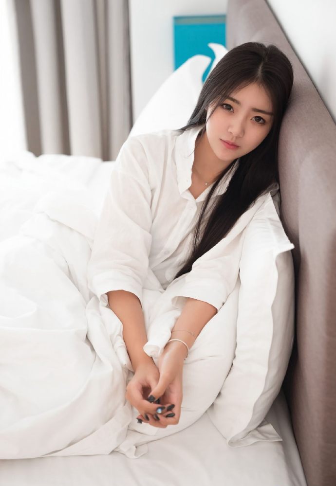 迷人的童颜大长腿美女私房照图片 7