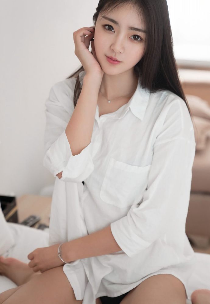 迷人的童颜大长腿美女私房照图片 8