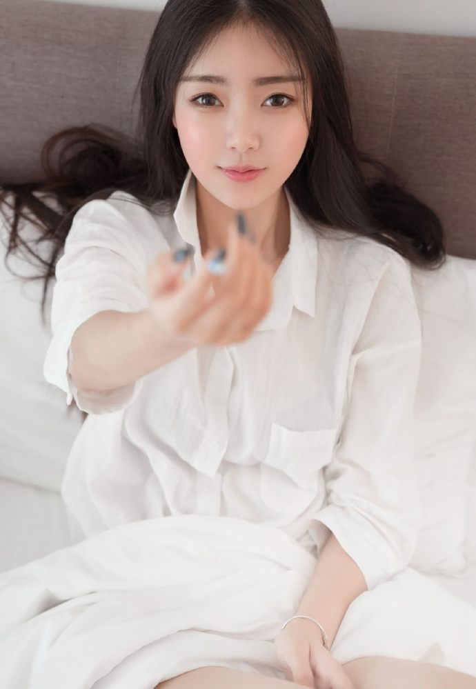 迷人的童颜大长腿美女私房照图片 10