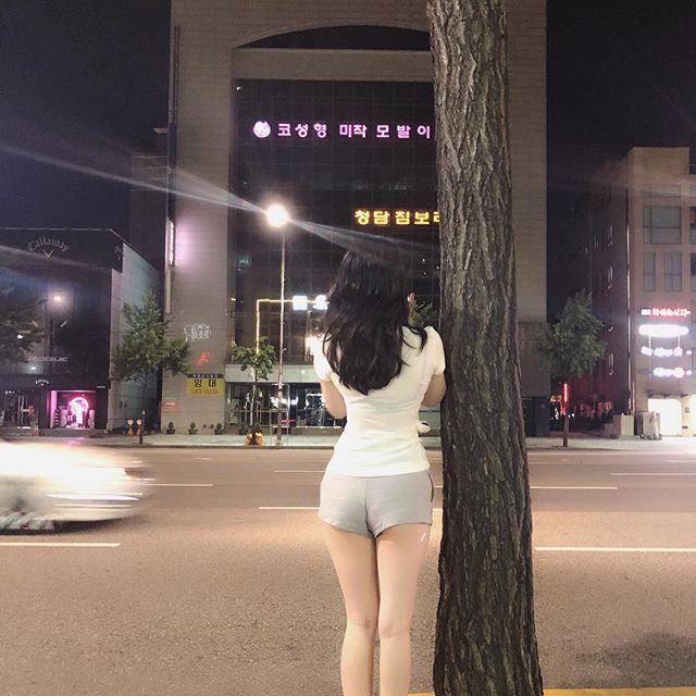 95后亚洲嫩模半露酥胸白嫩乳房迷人的乳沟图片 9