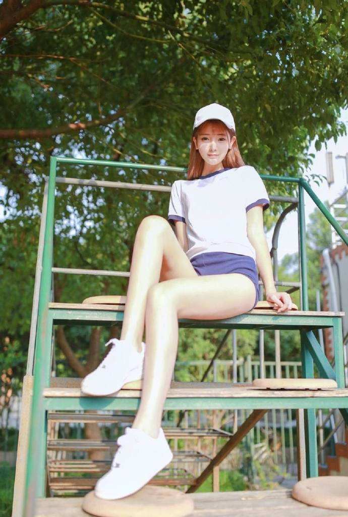 青春期运动美少女运动场阳光写真图片 3