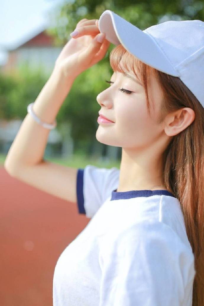 青春期运动美少女运动场阳光写真图片 5