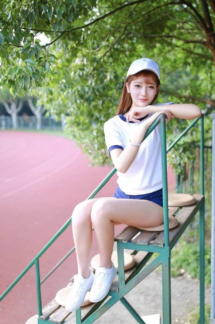 青春期运动美少女运动场阳光写真图片 6