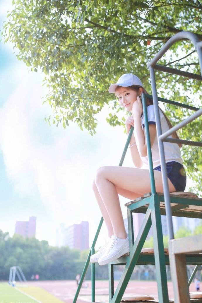 青春期运动美少女运动场阳光写真图片 8