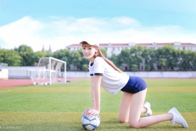 青春期运动美少女运动场阳光写真图片 9