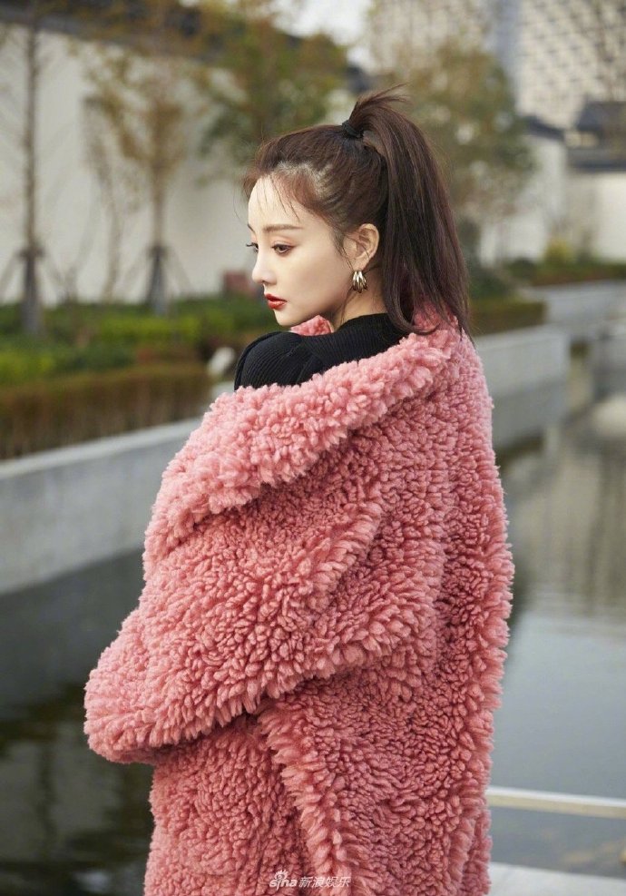 北京美女明星辣妈李小璐晒最新美照好身材图片 5