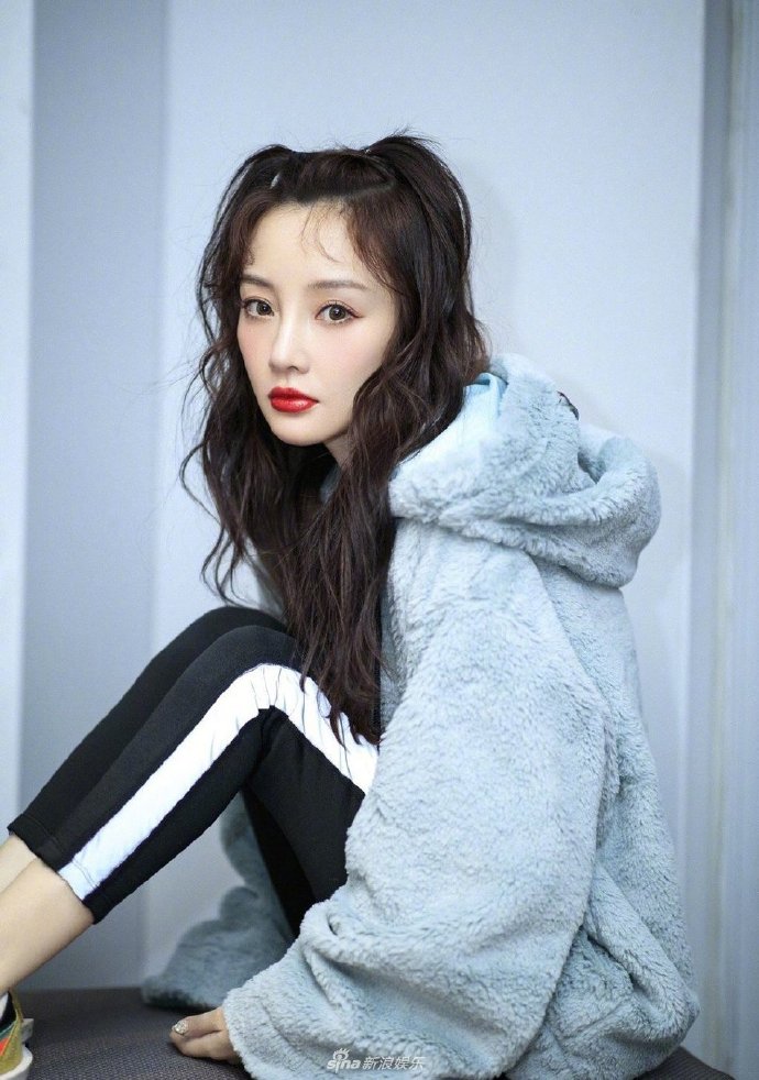 北京美女明星辣妈李小璐晒最新美照好身材图片 6