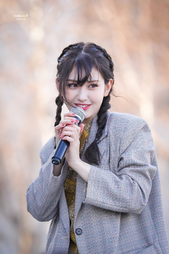 00后韩加荷三国混血美女Somi盛世美颜图片 2