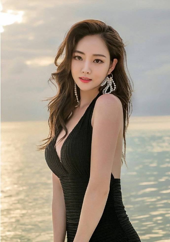 黑色性感泳衣美女海边唯美写真图片