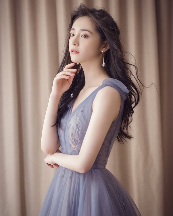 98年中国美女明星周洁琼紫色裙子宛如紫霞仙子图片 3