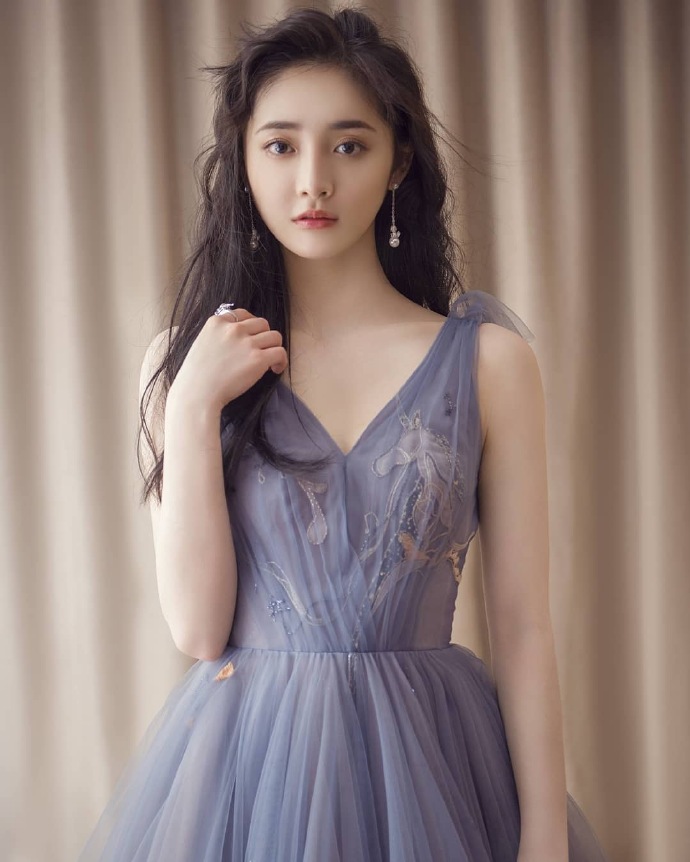 98年中国美女明星周洁琼紫色裙子宛如紫霞仙子图片 4