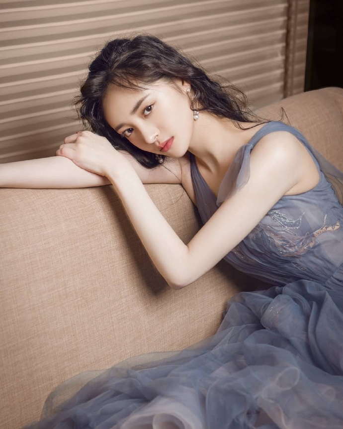 98年中国美女明星周洁琼紫色裙子宛如紫霞仙子图片 5