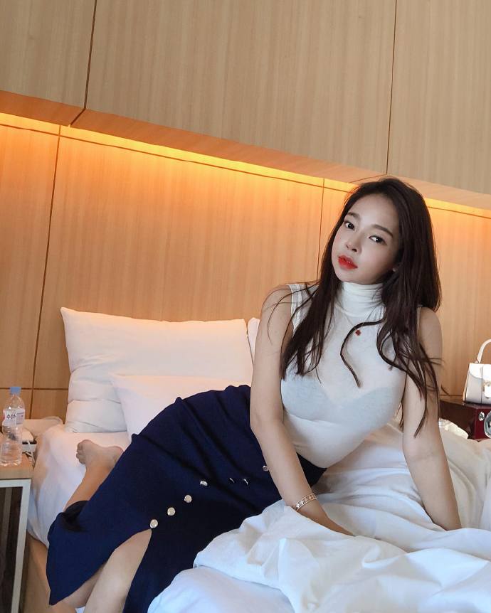 床上美女透视装妩媚诱人性感写真图片