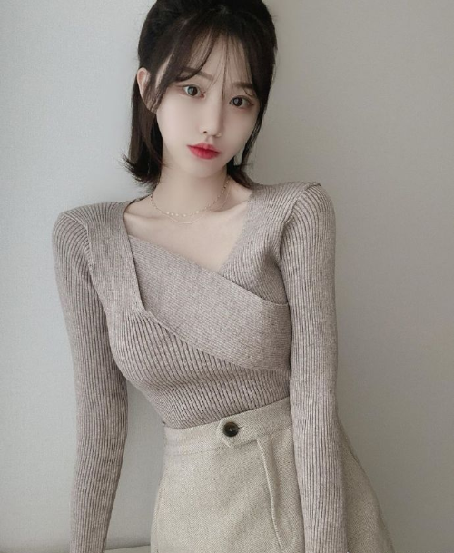 干净小清新的邻家女孩图片透着迷人的小性感 2