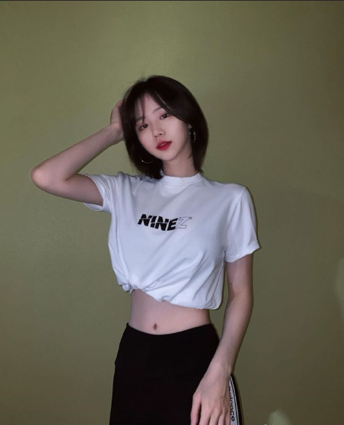 干净小清新的邻家女孩图片透着迷人的小性感 3