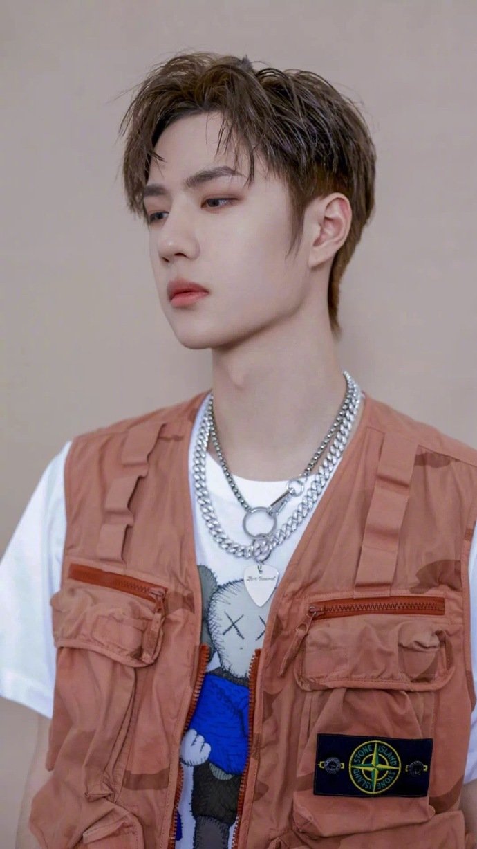 小鲜肉男明星王一博帅气机车男孩图片 9
