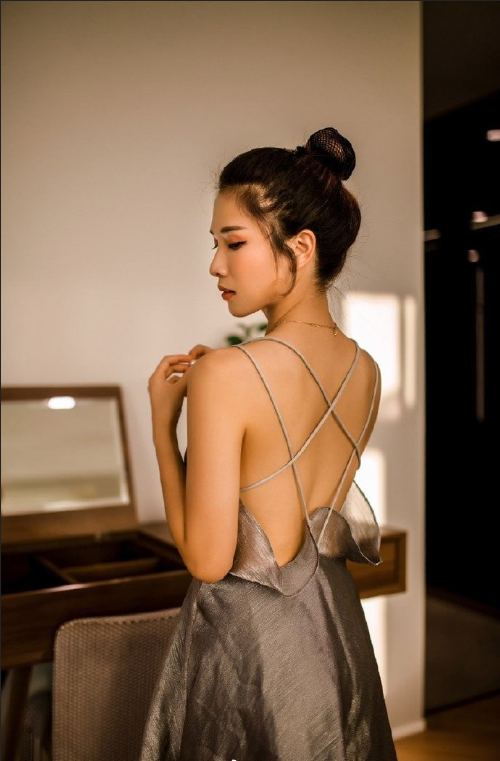 吊带美女美背洁白无瑕唯美写真图片 3