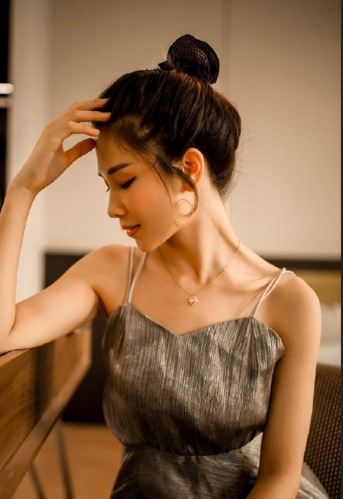 吊带美女美背洁白无瑕唯美写真图片 4